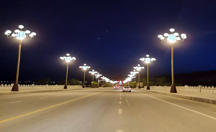 這些景觀路燈，與海東市核心區(qū)的景觀大道如此般配