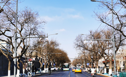 全國首例！北京無軌電車多桿合一